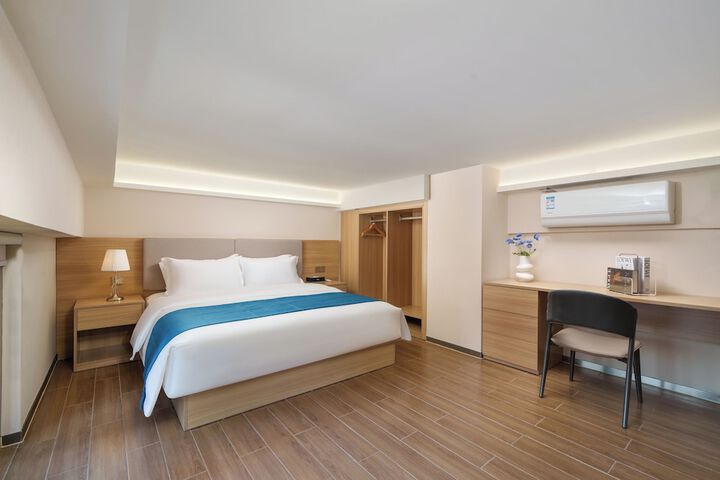 Room 12 of 16