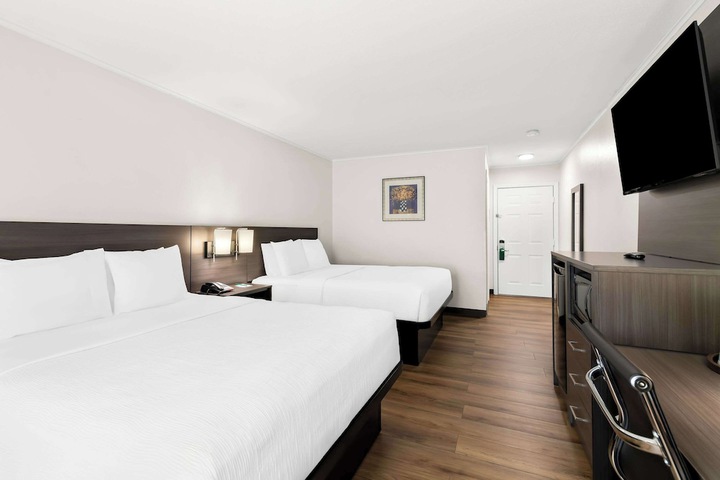 2 Queen Beds (16 of 16)