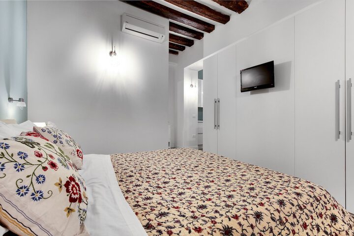 Room 6 of 19