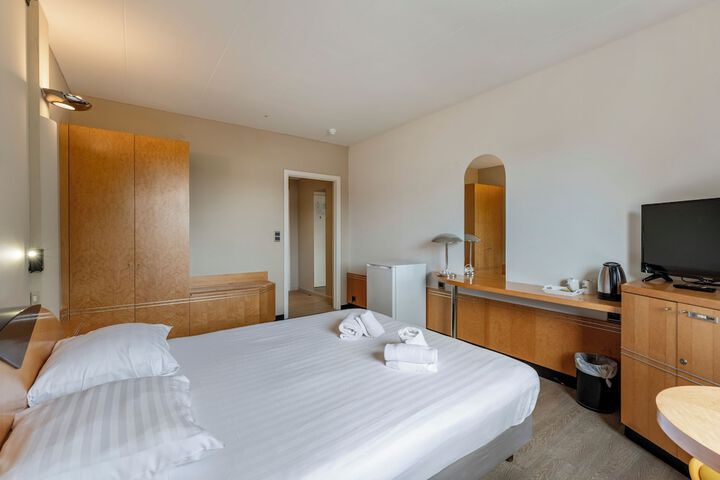 Room 34 of 60