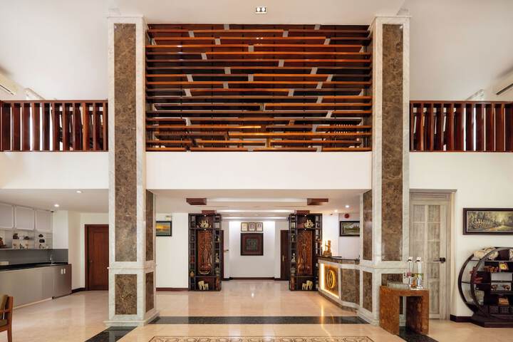 Entrance & Lobby