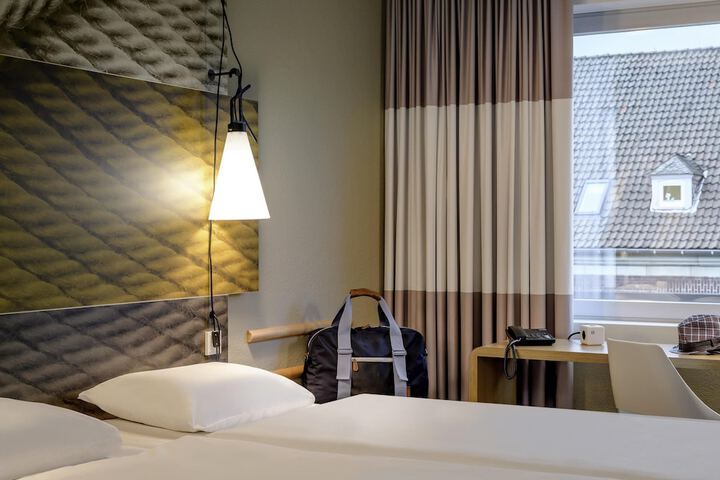 Room 9 of 27