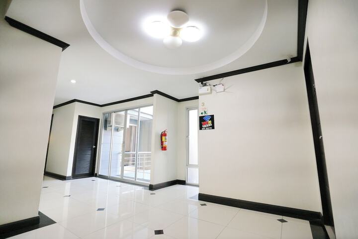 Ballroom/Hall 19 of 24