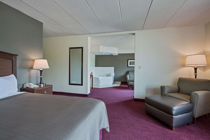 1 King Bed Efficiency (8 of 32)