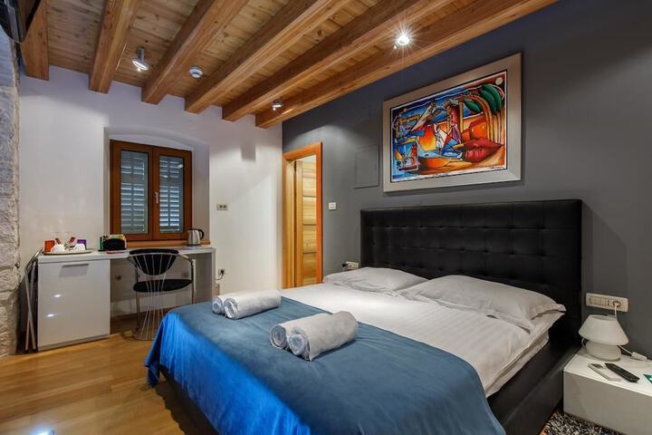 Room 4 of 31