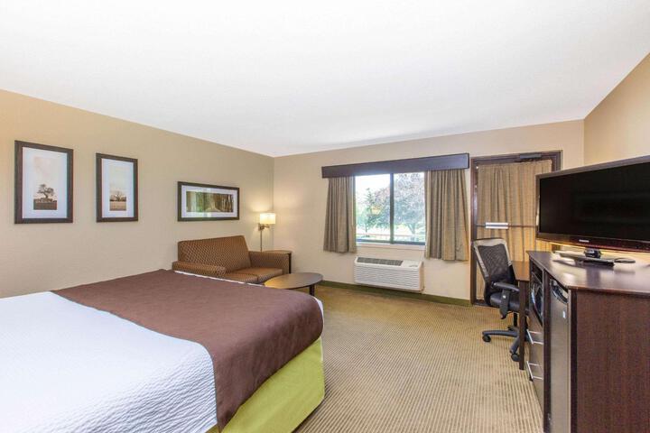1 King Bed Deluxe Mobility Accessible (7 of 25)
