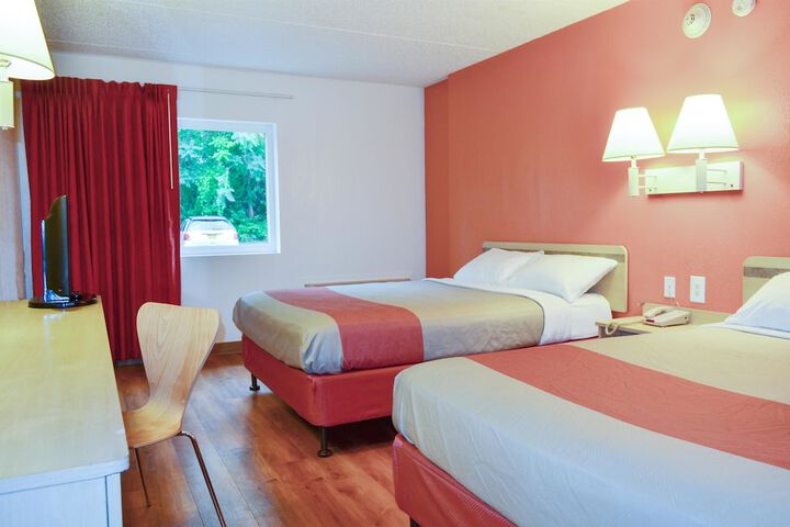 2 Queen Beds (10 of 14)