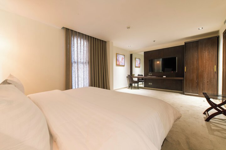Room 4 of 32