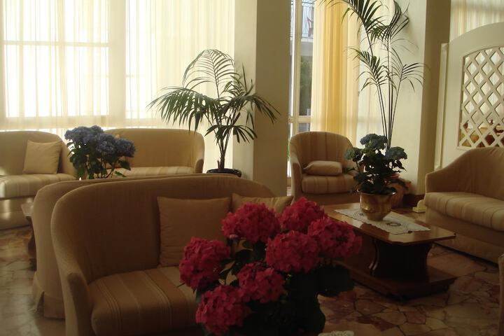 Lounge 44 of 47