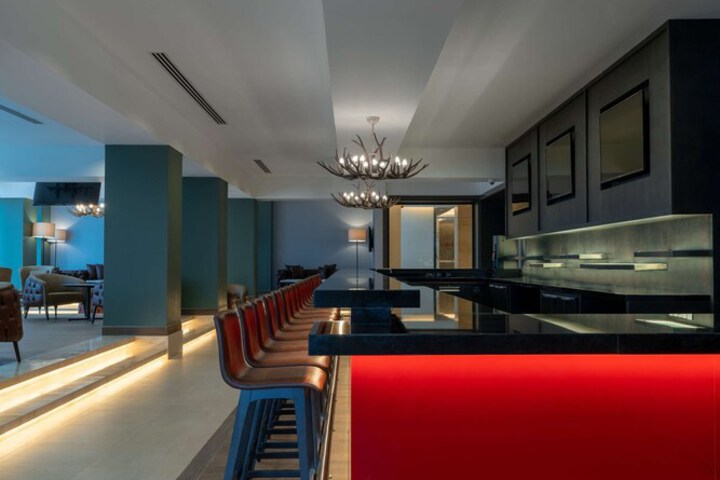 Lounge 93 of 108