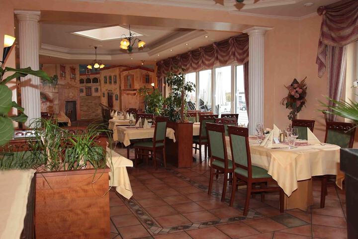 Dining 16 of 20