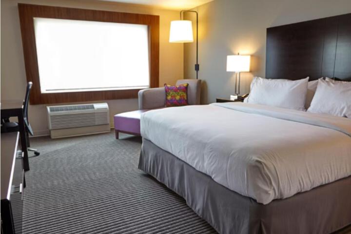 1 King Bed (6 of 15)
