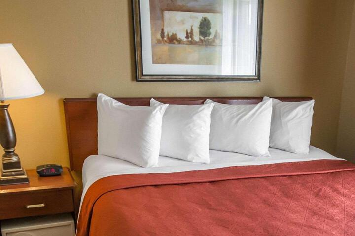 Queen Bed Accessible (17 of 21)