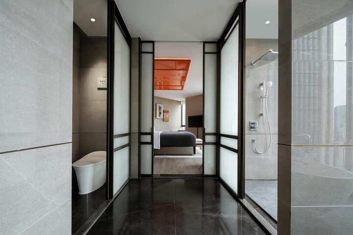 Room 28 of 82