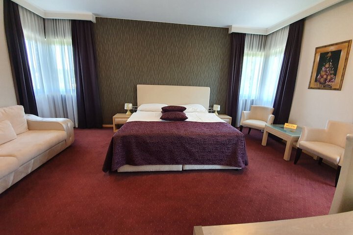 Room 5 of 87