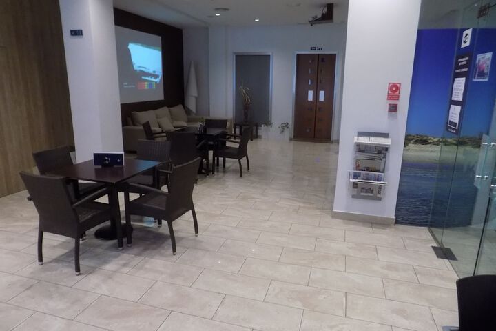 Lounge 47 of 55