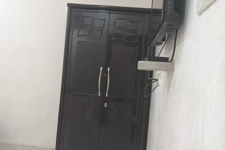 Room 13 of 37