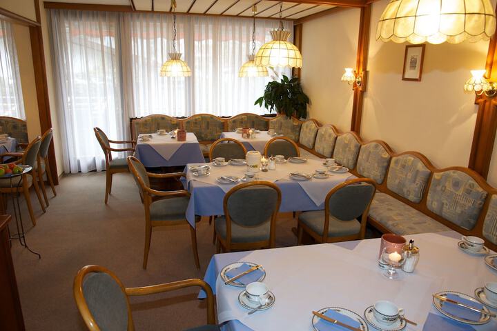 Dining 33 of 52