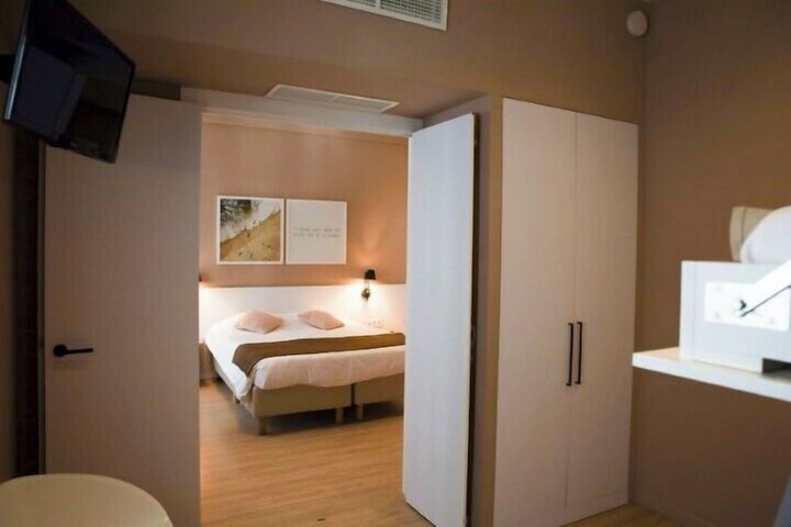 Room 10 of 77