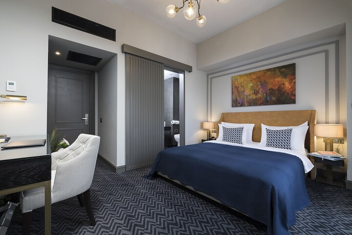 Room 7 of 62