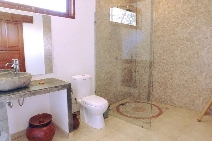Room 6 of 12