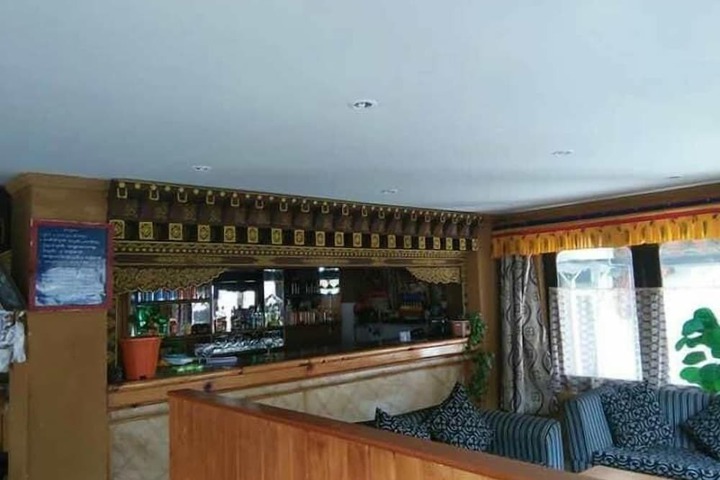 Lounge 13 of 22