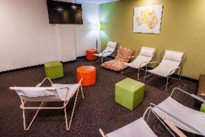 Lounge 14 of 39
