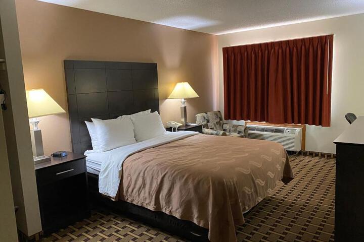 1 Queen Bed (9 of 11)