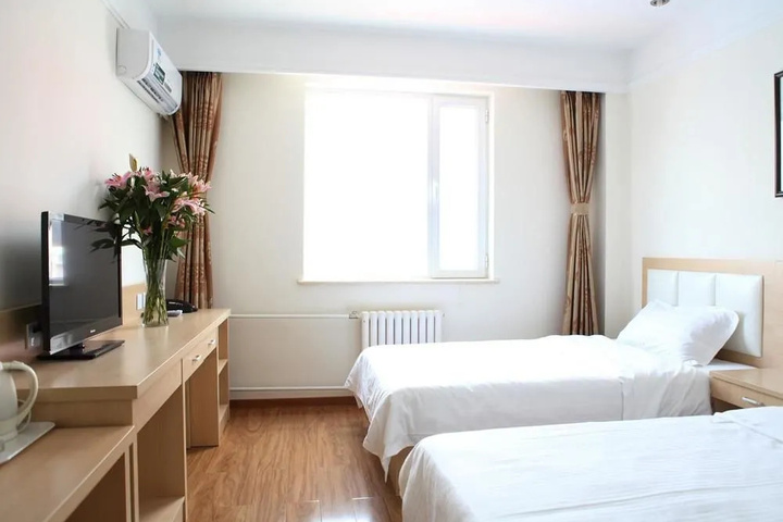 Room 5 of 9