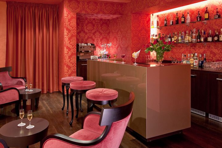 Lounge 65 of 77