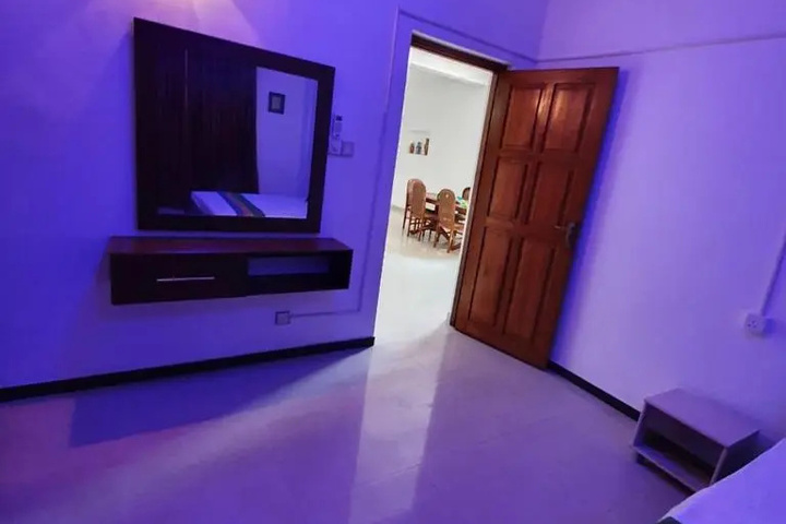 Room 5 of 9