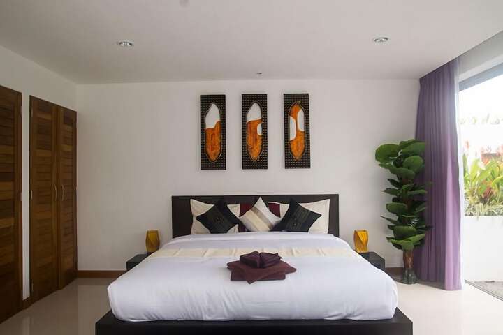 Room 27 of 76