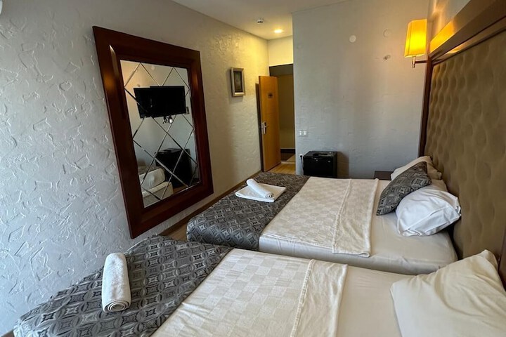 Room 28 of 93