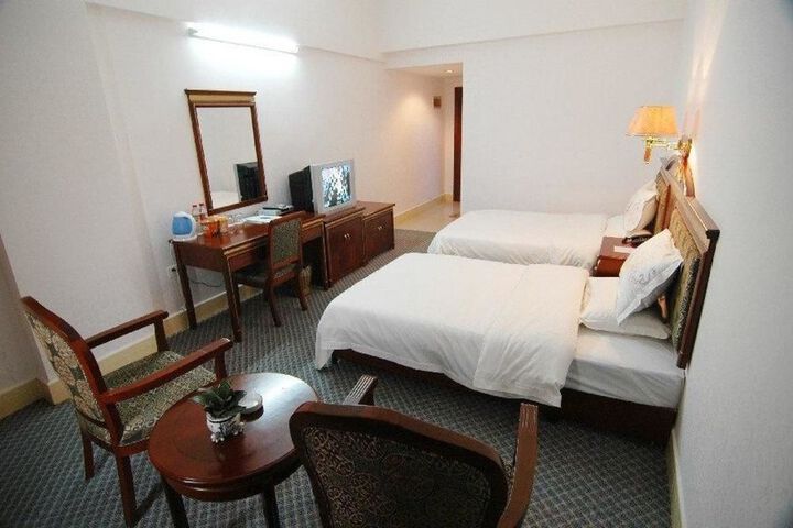 Room 4 of 9