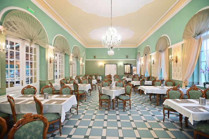 Dining 88 of 102