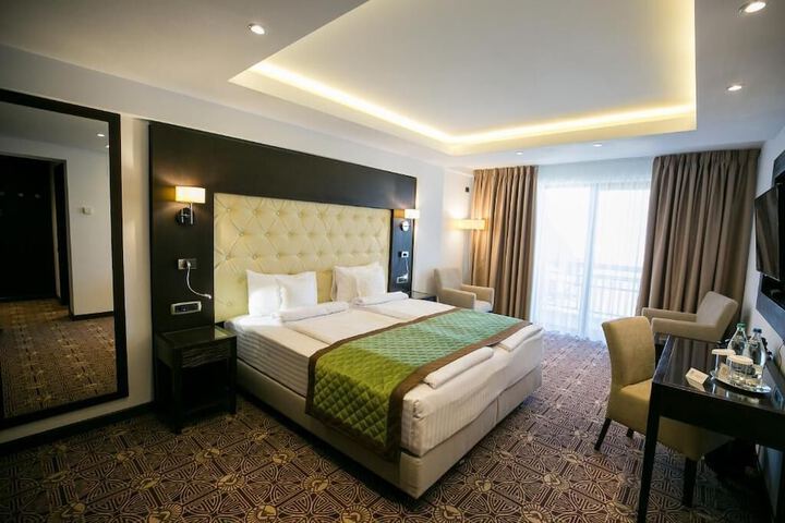 Room 6 of 63
