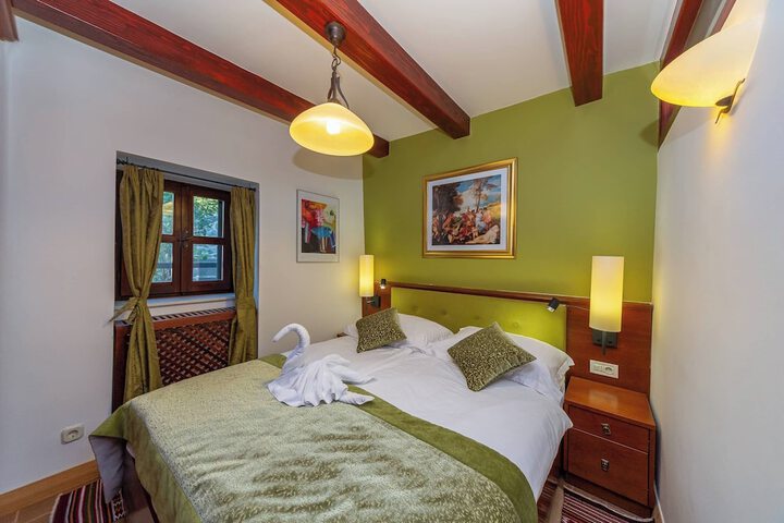 Room 9 of 120