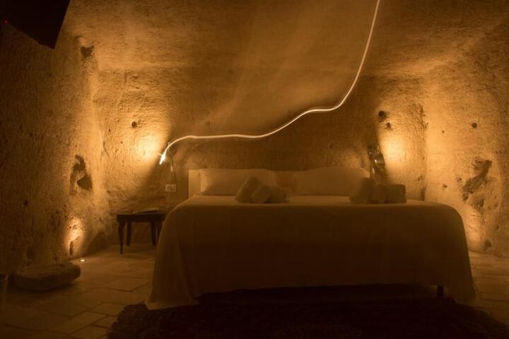 Room 18 of 106