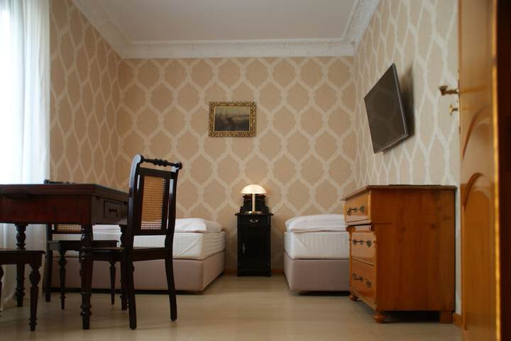 Room 8 of 38