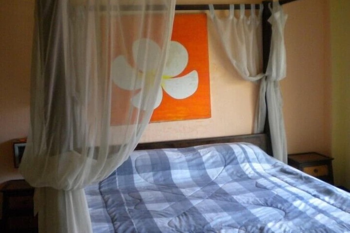 Room 6 of 12
