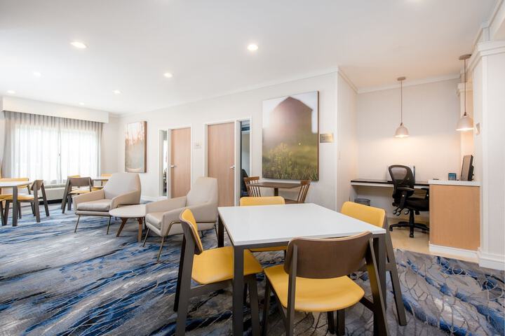 Lobby lounge