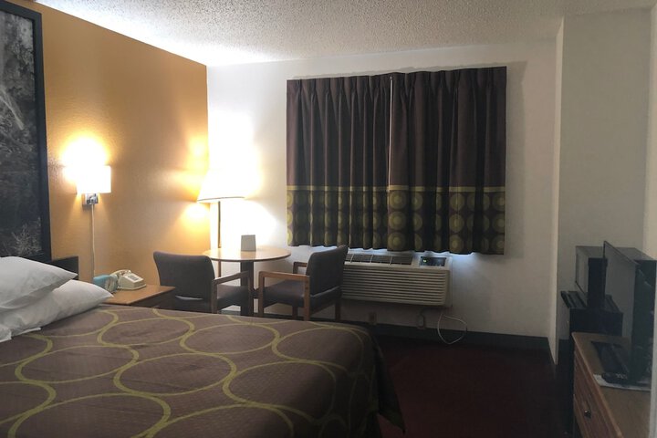1 Queen Bed (3 of 9)