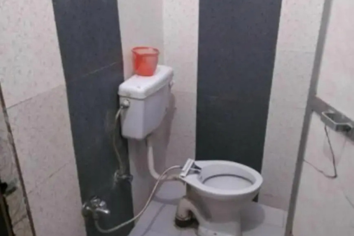 Room 7 of 9