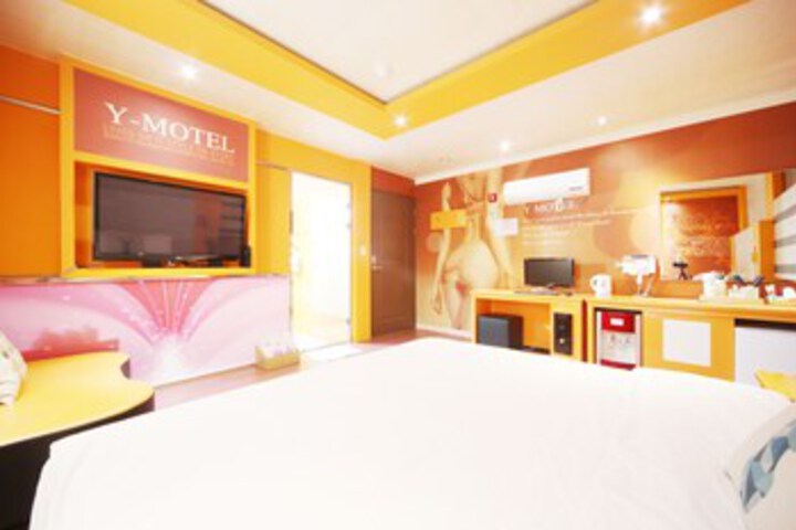 Room 7 of 9