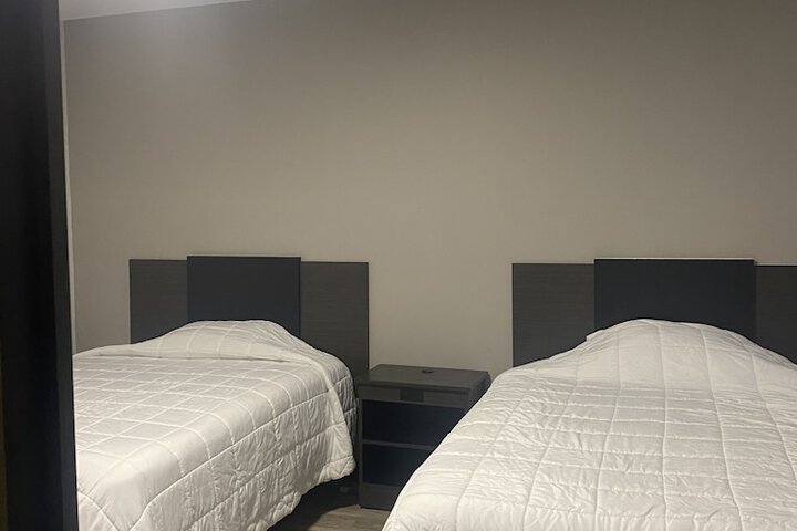 1 Queen Bed Micfridge (4 of 12)