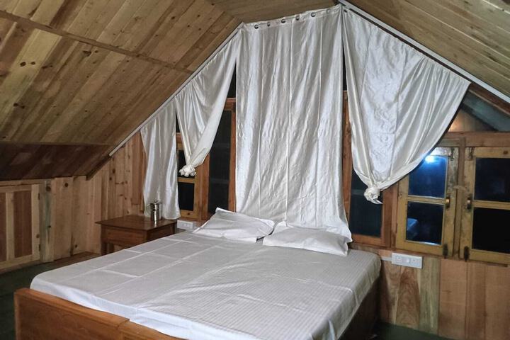 Room 11 of 28