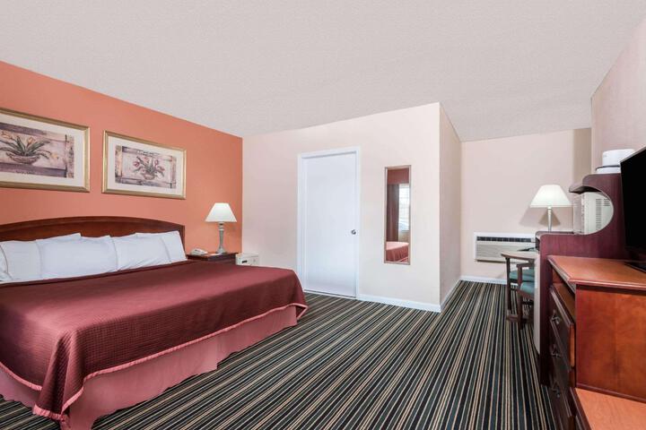 1 King Bed (12 of 14)