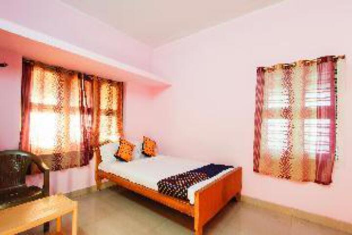 OYO 35708 Zee Hotel