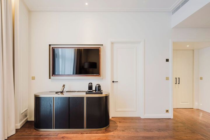 Room 42 of 150