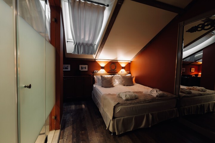 Room 8 of 73
